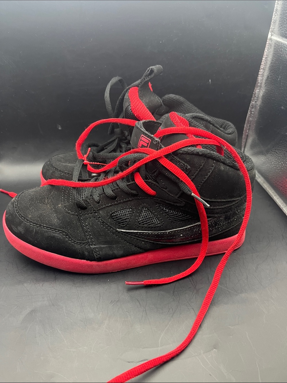 SZ 6 mens Fila Black & Red High-Top Sneakers